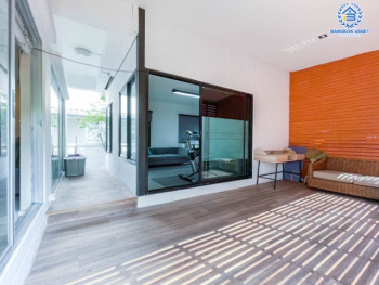 *****บ้านเดี่ยวมือสองย่านกรุงเทพฯ ม.โนเบิลจีโอ วัชรพล เนื้อที่กว้างขวางมากถึง 50.40 ตร.ว. ฟังก์ชัน 3 ห้องนอน 2 ห้องน้ำ ที่จอดรถ 2 คัน มีเรือนรับรอง ตั้งบนทำเลแห่งการเดินทาง ใกล้รถไฟฟ้าสายสีชมพู "สถานีวัชรพล" และทางด่วน "สุขาภิบาล5" จองเลย!